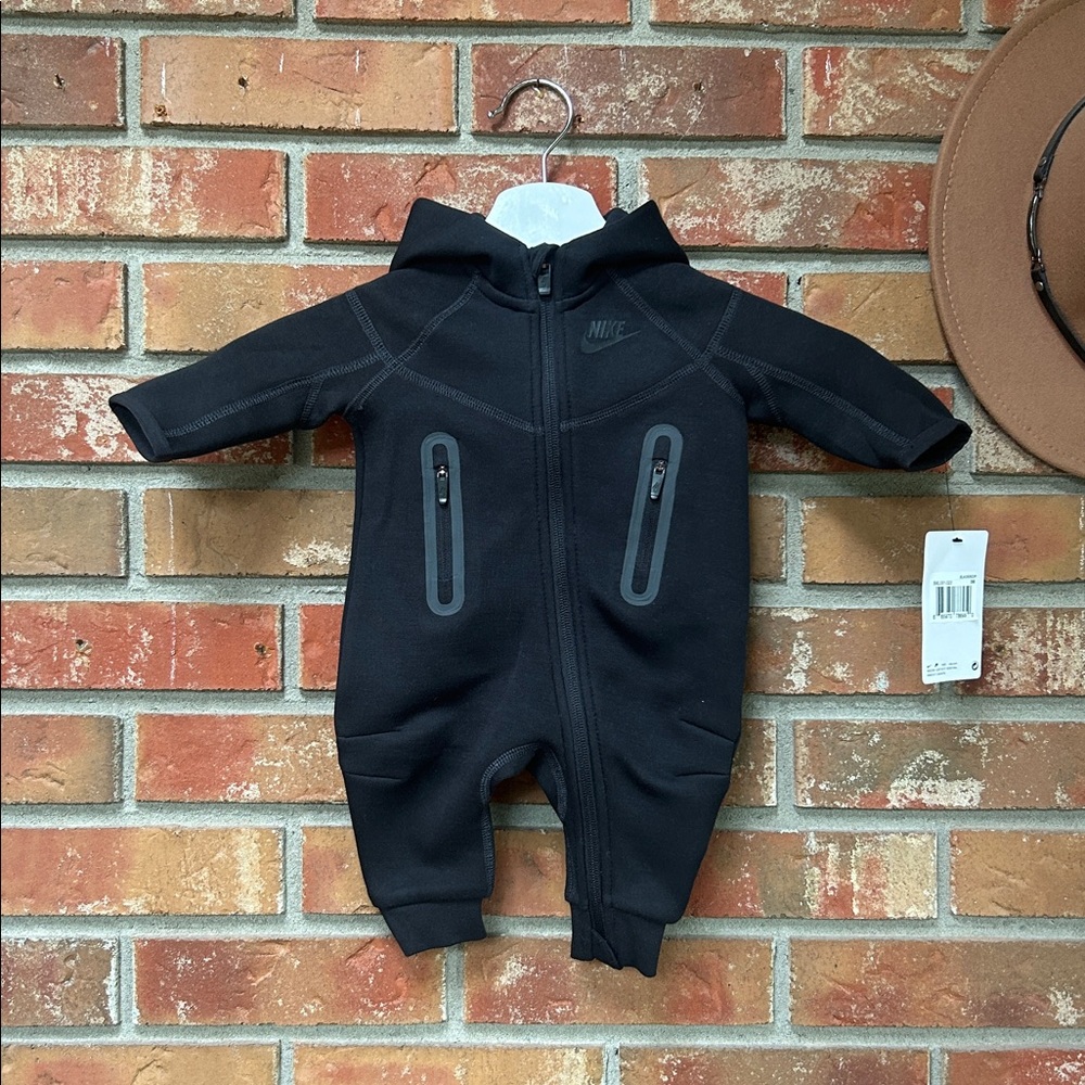 NWT Baby Boys Nike Tech Fleece Hooded Coverall in Black (3m)